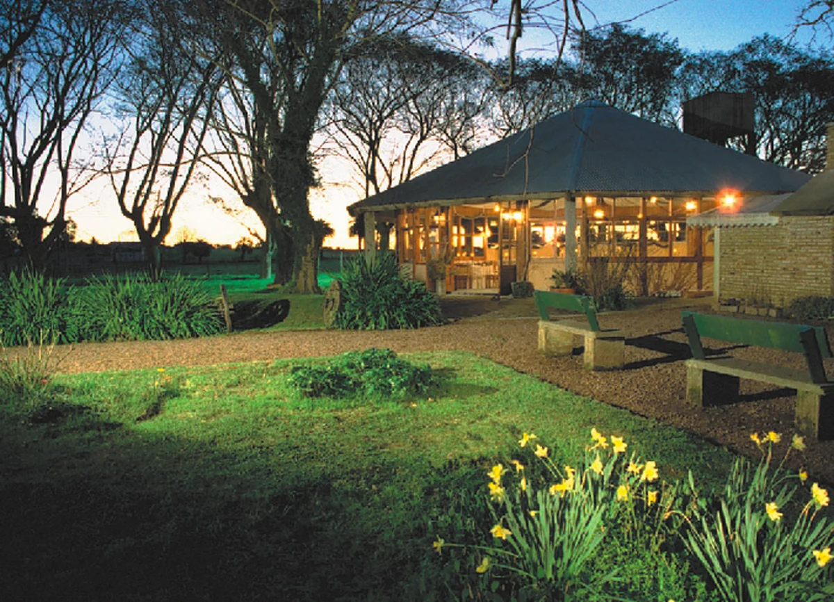 Casa de campo de Piedra del Toro iluminada al atardecer